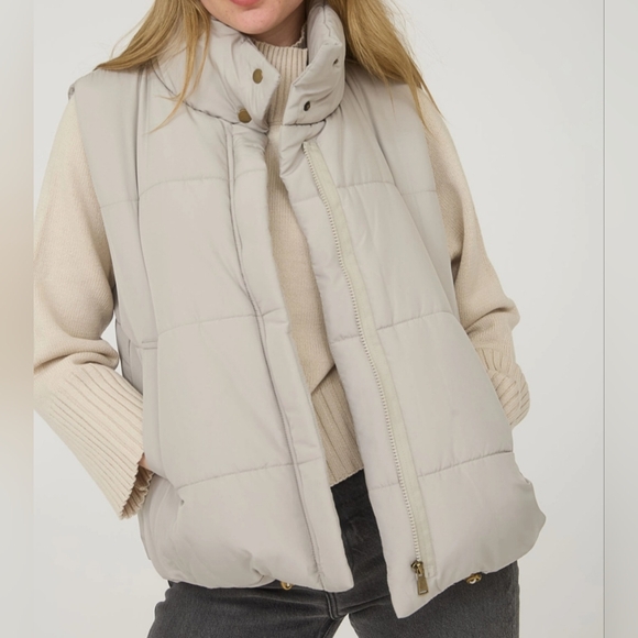 #790 🛑048 S,M,L Fabulous Solid Zip Up Puffer Vest - Picture 3 of 9